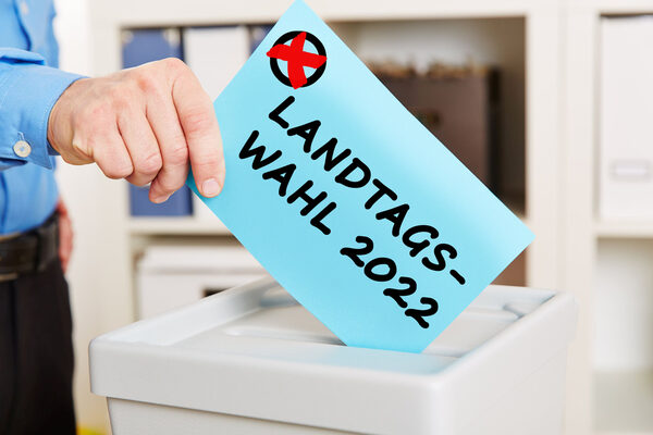 Hand when voting for federal election 2021